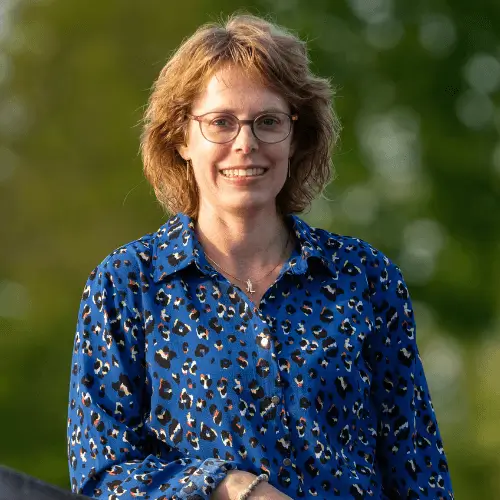 Monique Hiddink van Heel met Aandacht Monique Hiddink van Heel met Aandacht staat stralend tegen een hek in de natuur